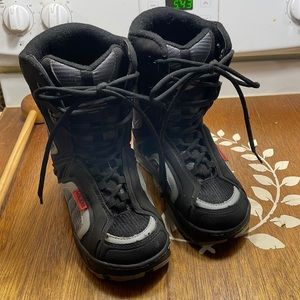 Lamar Justice linerless junior snowboard boots. Black/gray/red. Size 5